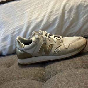 NEW BALANCE 520 SNEAKERS